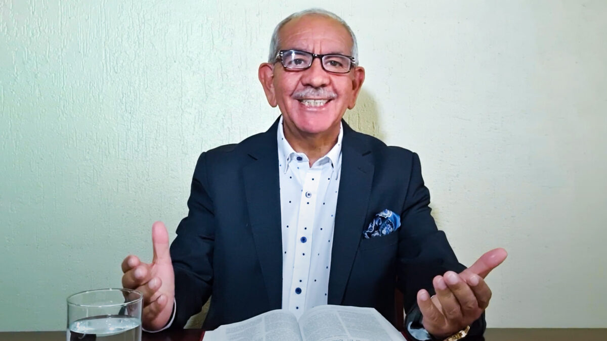 ¿Por qué están aquí mirando al cielo?