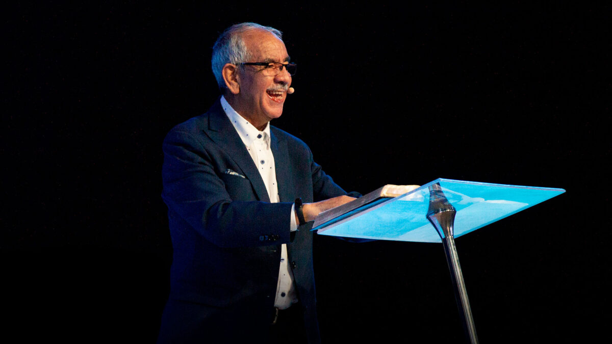 No mires atrás, sino avanza