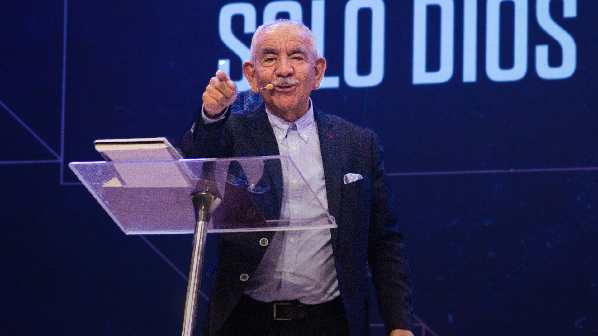 Los hombres dominan, solo Dios predomina