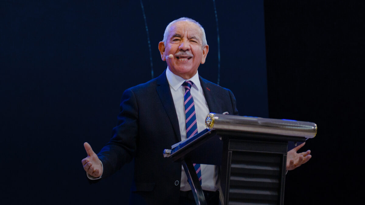 Bebiendo de frasco de su amor y gracia